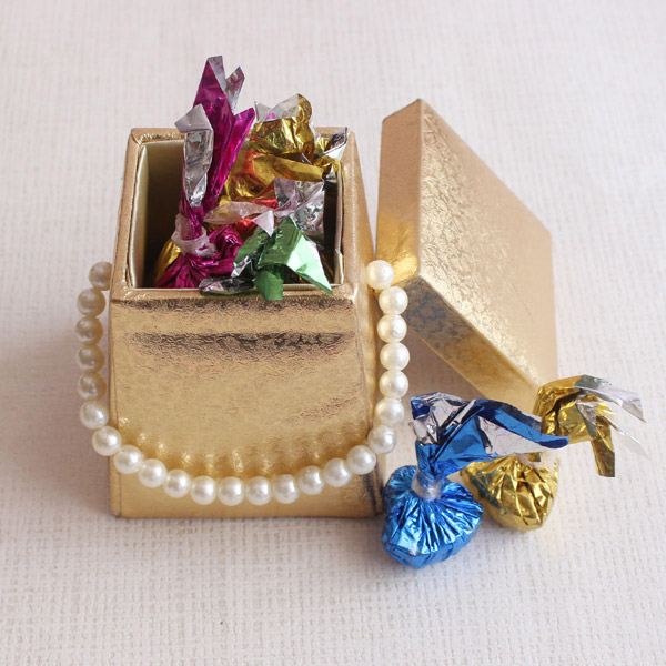 Send Set of 5 Golden Containers with Chocolates Online GAL1993058