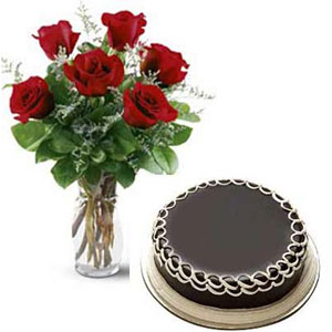 Red Rose Vase with Chocolate Cake (500gm)