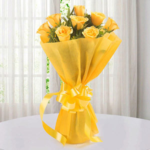 Enticing 8 Yellow Roses