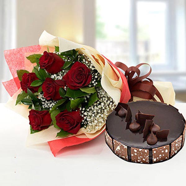 Send Elegant Rose Bouquet With Chocolate Fudge Cake Online