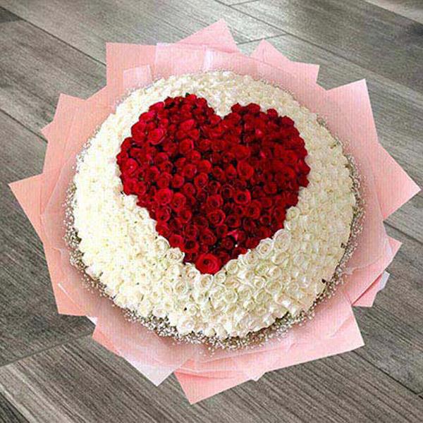 Send White and Red Roses Heart Arrangement in Basket Online