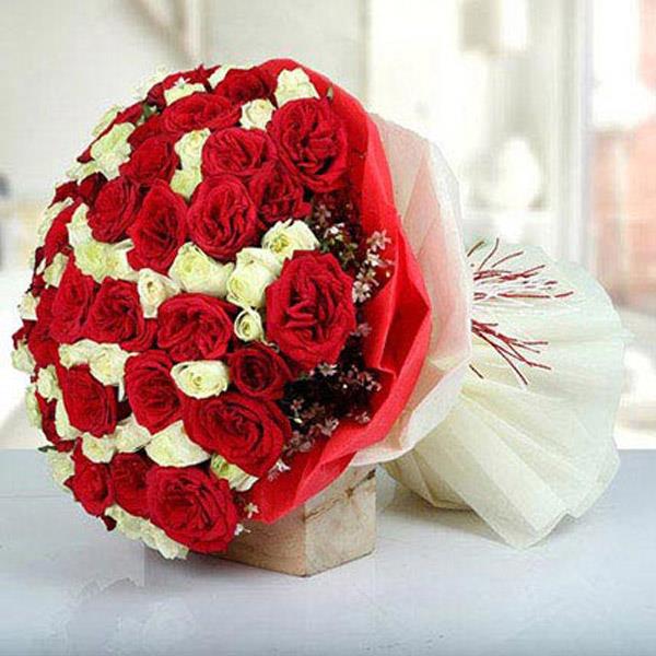 Send Red and White Roses Bouquet Online