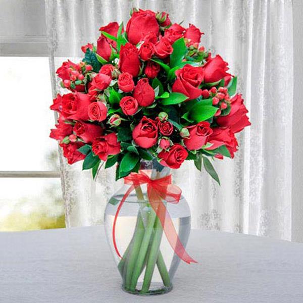 Send Bunch of Red Roses in Glass Vase Online