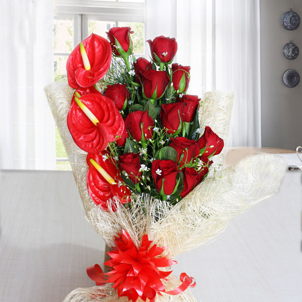 Send Splendid Red Flowers Bouquet Online