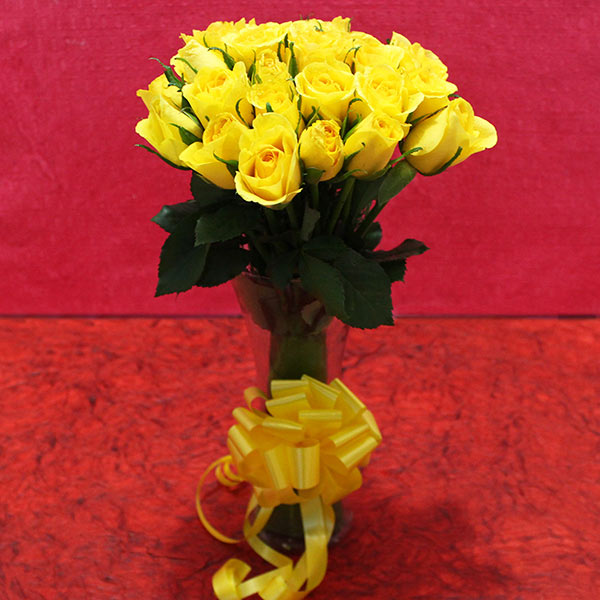 Send Yellow Roses with Glass Vase Online