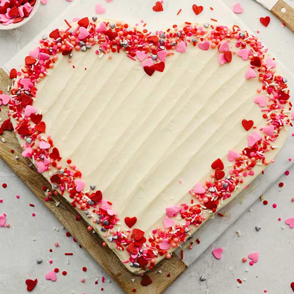 Send Blooming Love Vanilla Heart Shape Cake Online