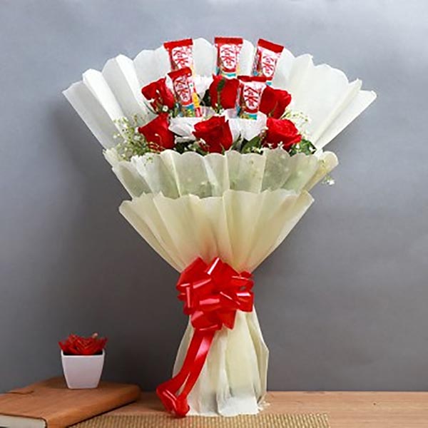 Send Bouquet of Red N White Roses with Kitkat for Valentines Day Online