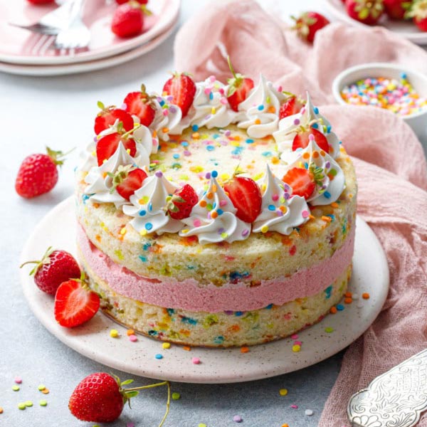 Send Creamy Sugar Free Strawberry Cake Online
