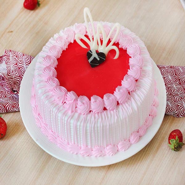 Send Creamy Sumptuous Strawberry Cake Online