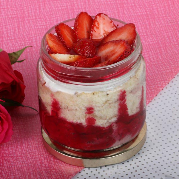 Send Delectable Strawberry Jar Cake  Online