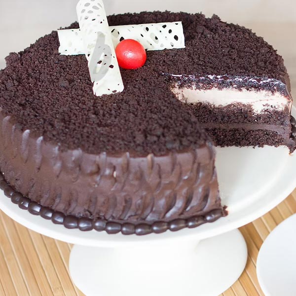 Send Delicious Creamy Chocolate Cake Online
