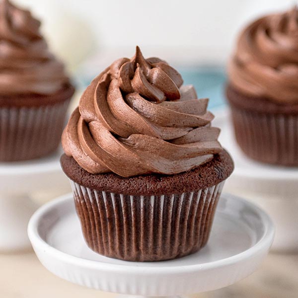 Send Delightful Creamy Chocolate Cupcake Online