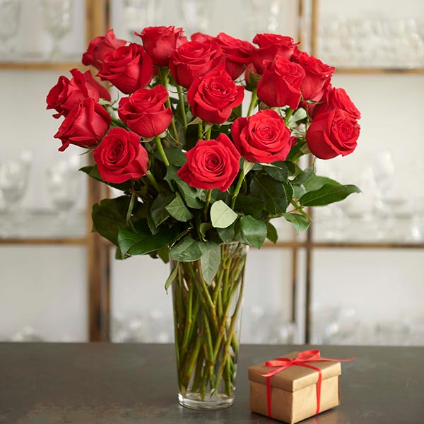 Send Pretty Red Rosed in Glass Vase for Valentine  Online