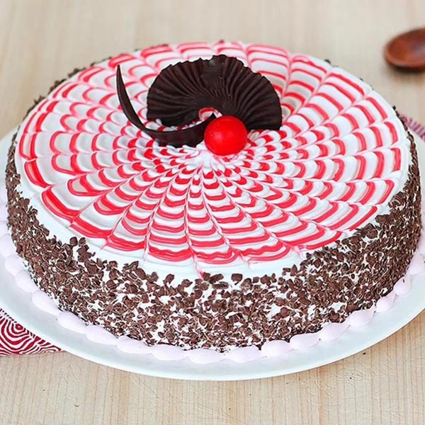 Send Rich Creamy Strawberry Cake Online