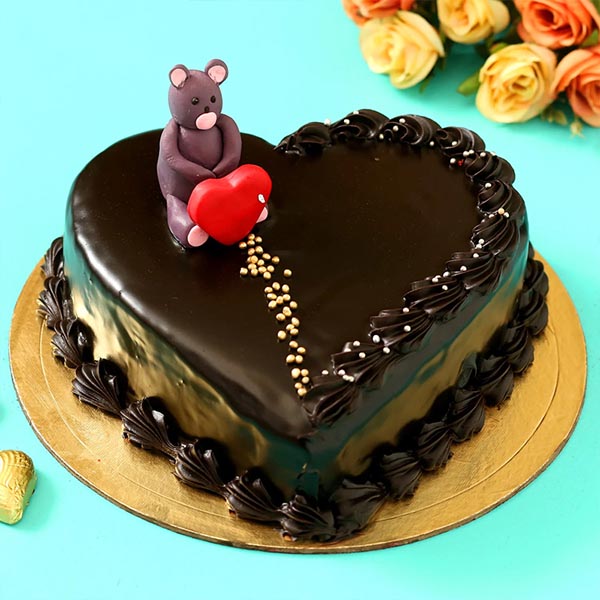 Send Toothsome Heart Shaped Chocolate Cake Online