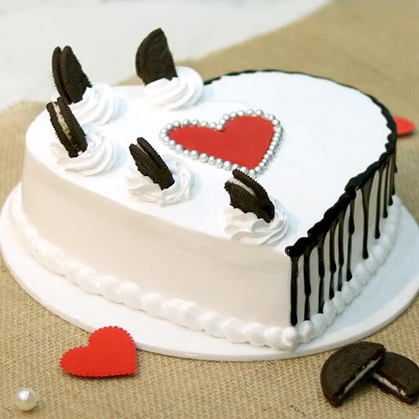 Send Vanilla Heart Shaped Cake Online